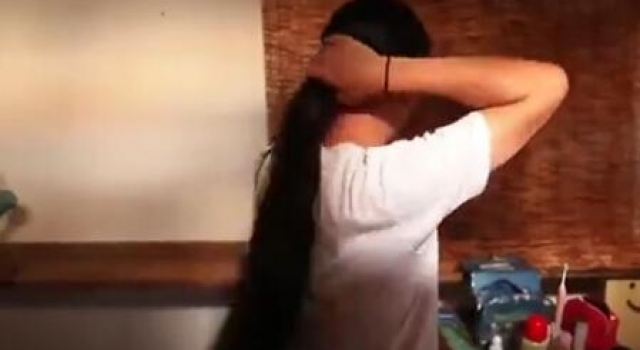 男子留齐腰秀发5年 小伙放荡不羁爱自由