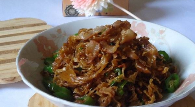 男子模仿抖音菜换肉 画风突变被十几个人群殴
