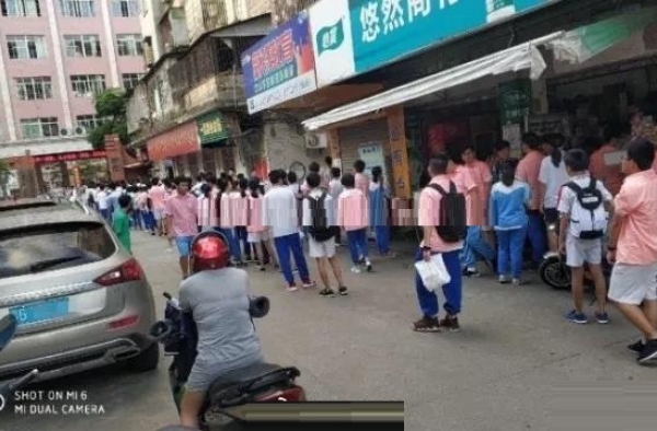 我早餐的蛋都被捏烂了 学校强制搜查学生书包真的好吗?