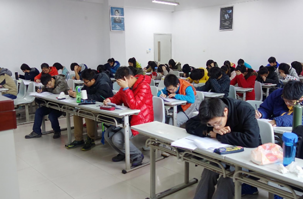 大学考试允许带一页小抄 学生苦抄2万字后：还不如闭卷