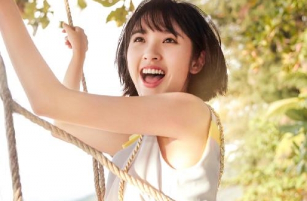 唐艺昕时尚街拍 彰显十足个性，打造时髦酷女