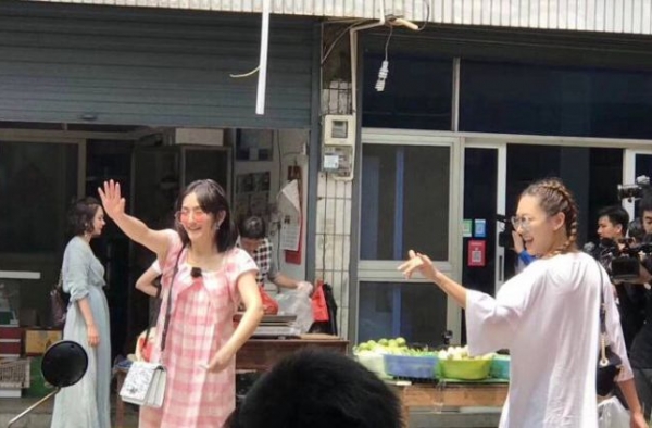 《妻子的浪漫旅行》最新路透曝光 谢娜应采儿手挽手现身录制