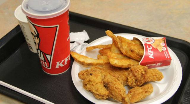 澳洲少女脚后跟刺青KFC获一年免费炸鸡 只因一时兴起