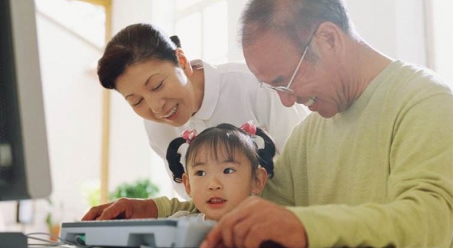 管孙子带外孙一年三地跑 二胎政策开放奶奶变“超人”