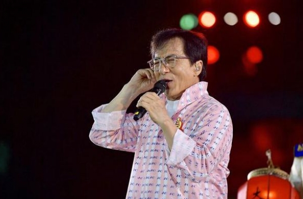 成龙批小鲜肉片场玩手机 坦言想把名字点出来