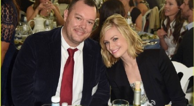 破产姐妹卡洛琳结婚 爱情和婚姻没破产 双喜丰收