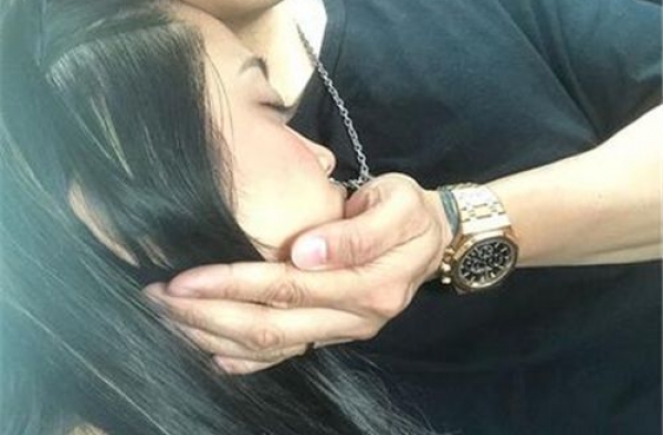 蒋劲夫首晒女友正面照 手捧女友脸蛋，甜蜜到不行