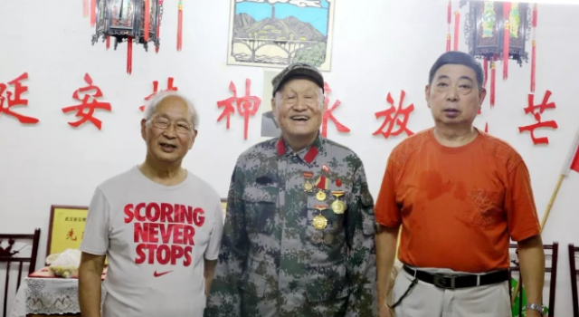 几十名老将聚集百步亭忆往昔，喜迎新八一温故峥嵘岁月稠