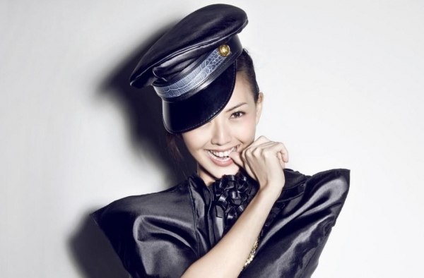 孙燕姿宣布喜得女儿侧颜曝光，状态极佳满脸幸福