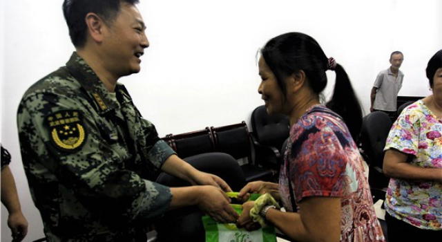 武警为抗战老兵送去节日的祝福，缅怀历史强国强军