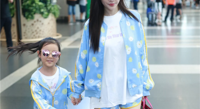 李小璐和女儿身穿亲子装现身机场，甜馨头发长长女神范十足