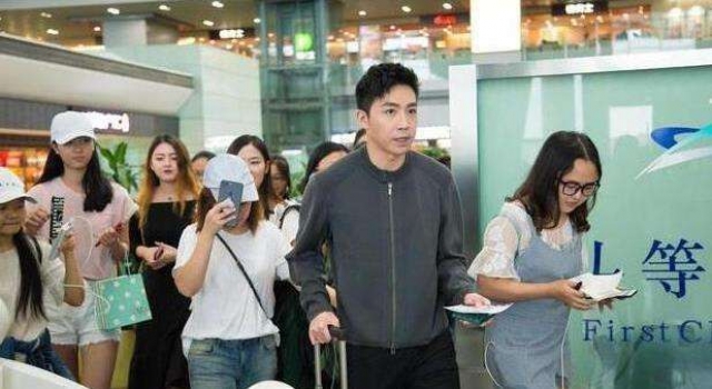 俞灏明机场近照 涅槃重生的他男人味十足