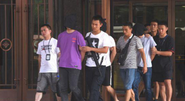 “以贷养贷” 女大学生贷7000元还36万怎么回事？警察跨省抓捕147人