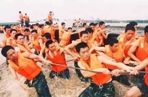 中国军人负重前行只为你能岁月静好 所以要向你们致敬！