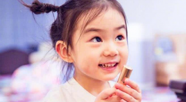 戚薇翻拍女儿的心心雨 两人互动像在照镜子凸显基因强大