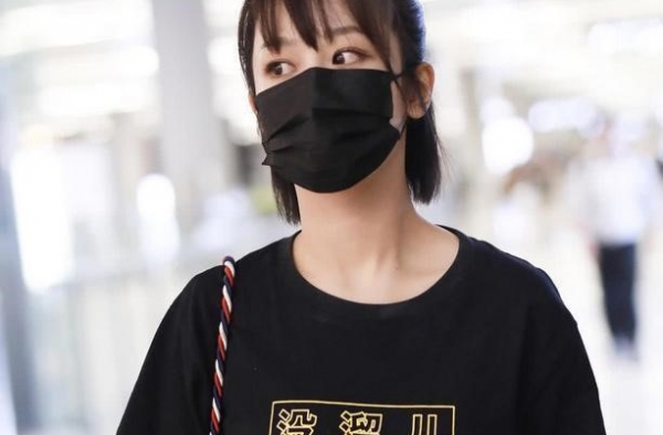 杨紫胸前的三个大字十分吸睛，直接表现她现在的心情