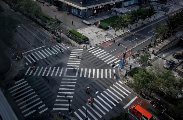 中国第一个全向十字路口亮相北京 行人可直接斜穿马路