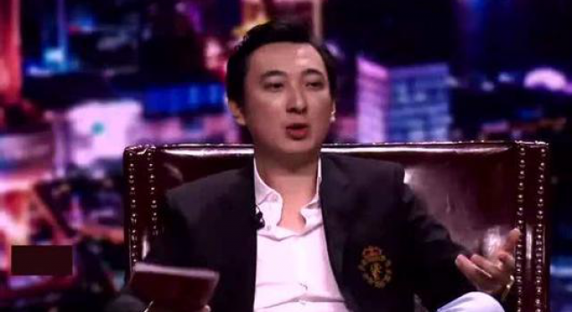 王思聪与新女友身着情侣装一起晚上遛狗，高调秀恩爱