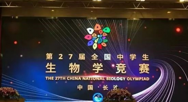 学霸云集中学生生物学竞赛，题目要求是要解剖条鲫鱼