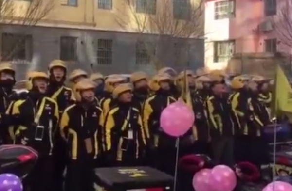 全世界的外卖小哥都是万能的 弹钢琴唱rap打虫子全能