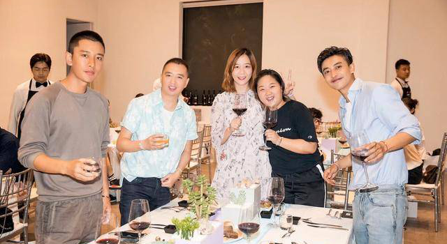 李佳航儿子百日宴 贾乃亮现身未露笑脸喝醉酒 他到底怎么了？