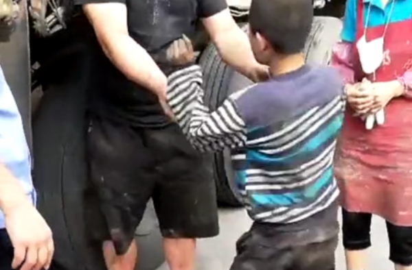 男孩扒车底8小时怎么回事？为什么扒车底？