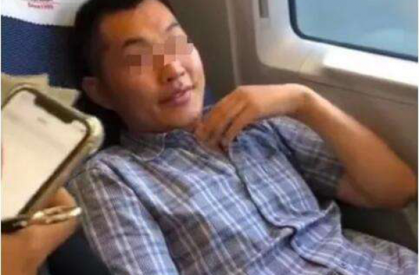 男子强占女乘客靠窗座位 人家要拿轮椅推推才肯走呢