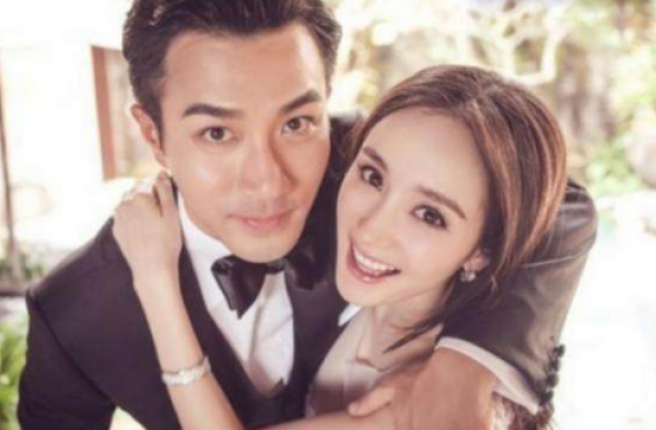 刘恺威深夜开车接杨幂拍完戏回家 杨幂满脸洋溢着幸福