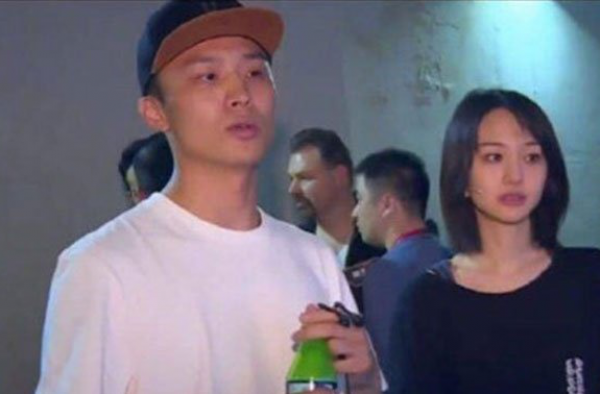 郑爽公开秀恩爱  紧扣男友逛街并称其是“你们嫂子”