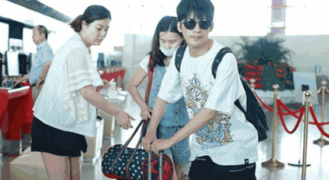 大张伟和妻子机场照片流出 一身轻松装似回归家庭