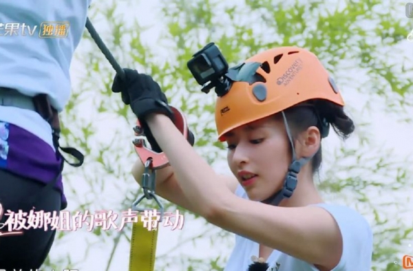 谢娜助力颖儿挑战极限 挑战中唱杰哥的歌加油打气