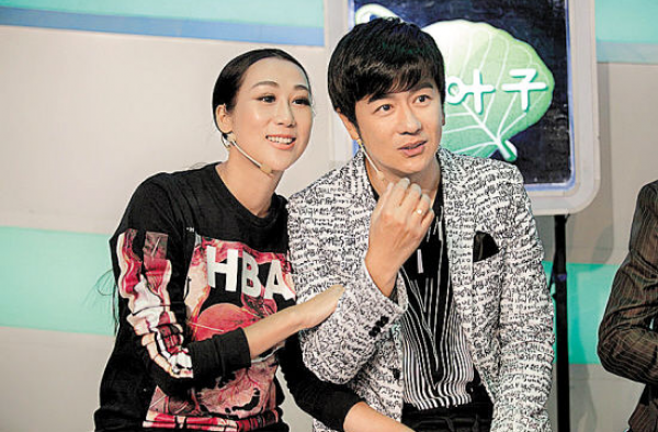 陈浩民妻子蒋丽莎活动照尽显苍老，生活状态很疲劳