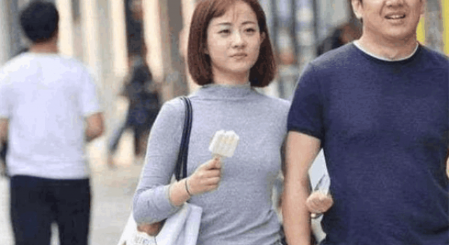 赵丽颖素颜上街，陪着自己父亲一起购物显得非常自然