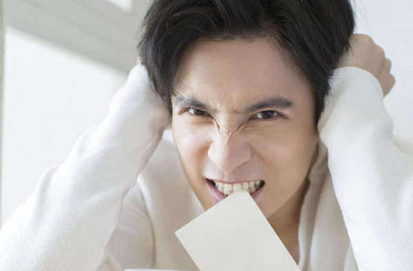 薛之谦当爹 高调晒照一家三口碰手指