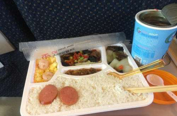 高铁40元盒饭发霉怎么吃?吃完上吐下泻这样的能过质检?