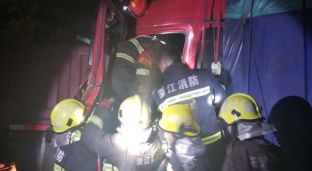 杭州高速多车相撞什么情况?(图)伤者被抬上担架