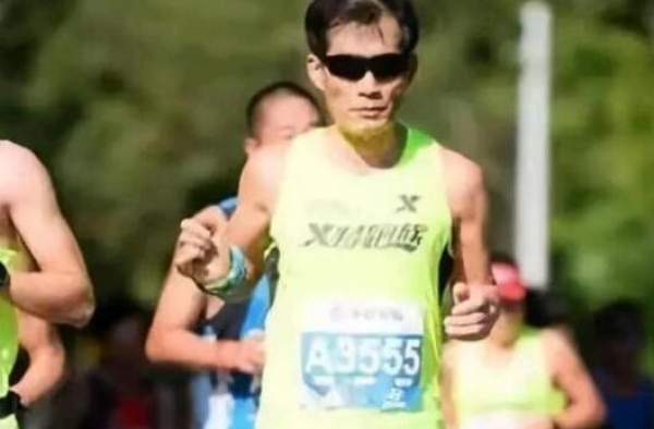 北马咸猪手什么情况？跑个马拉松连加油女郎都不放过？