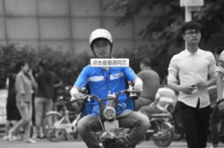 送外卖追尾老师 几百元赔偿费只收1元到底是怎么回事？
