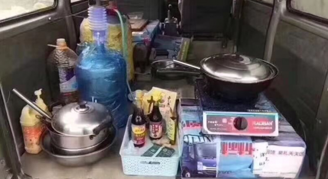 国庆上高速卖炒粉  只是网络段子切不可模仿