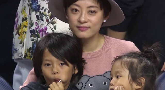 小花妹妹 等等正面曝光 果然是邓超的孩子