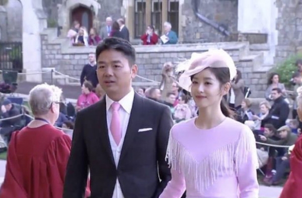 刘强东夫妇出席英国皇室婚礼 网友评论一边倒