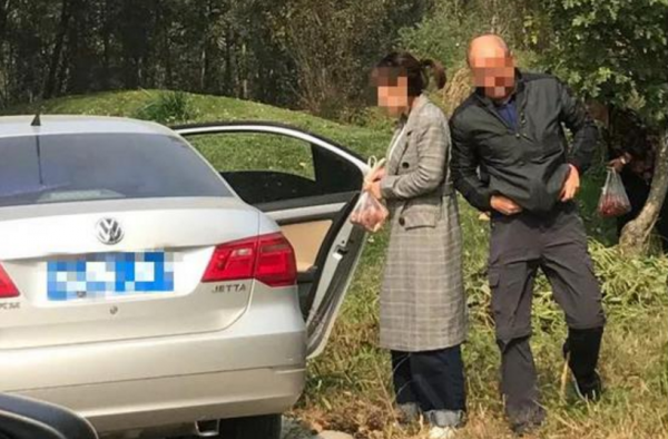 野生动物园摘山楂怎么回事?命比山楂重要?