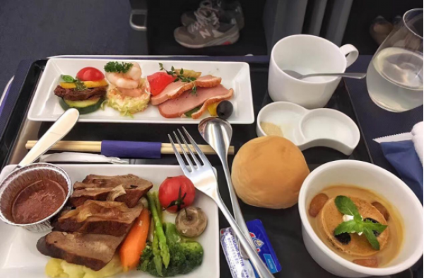 航空公司接连取消免费餐 以后坐飞机真的要自带泡面和热水了吗?