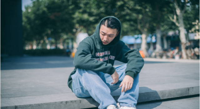 男士宽松牛仔裤流行趋势 这样搭配才够潮流!