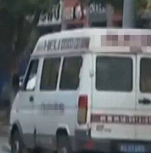 小车实载31人怎么塞进去的?打开车门一看不得了