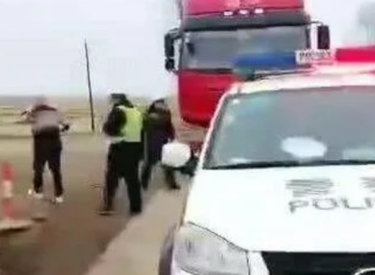 喷货车司机辣椒水或是暴力执法？司机蹲路边不断揉眼