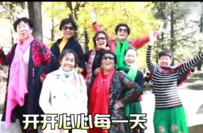 带20套衣服30条围巾拍照 有时间了就该忙着美！