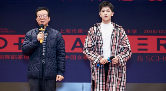 杨洋参加舞团活动 与舞者纠结牵手网友：到底牵不牵