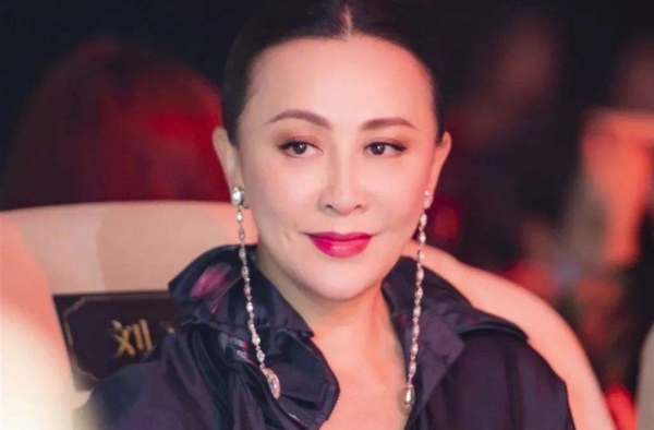 刘嘉玲晒与好友年轻时照片 与好友重温故乡温暖