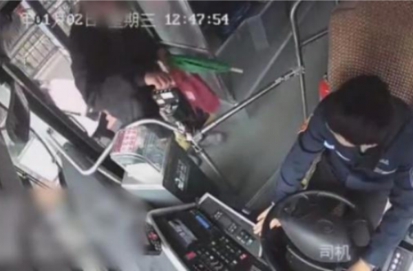 公交司机被扇耳光怎么回事？乘客动手原因是什么？